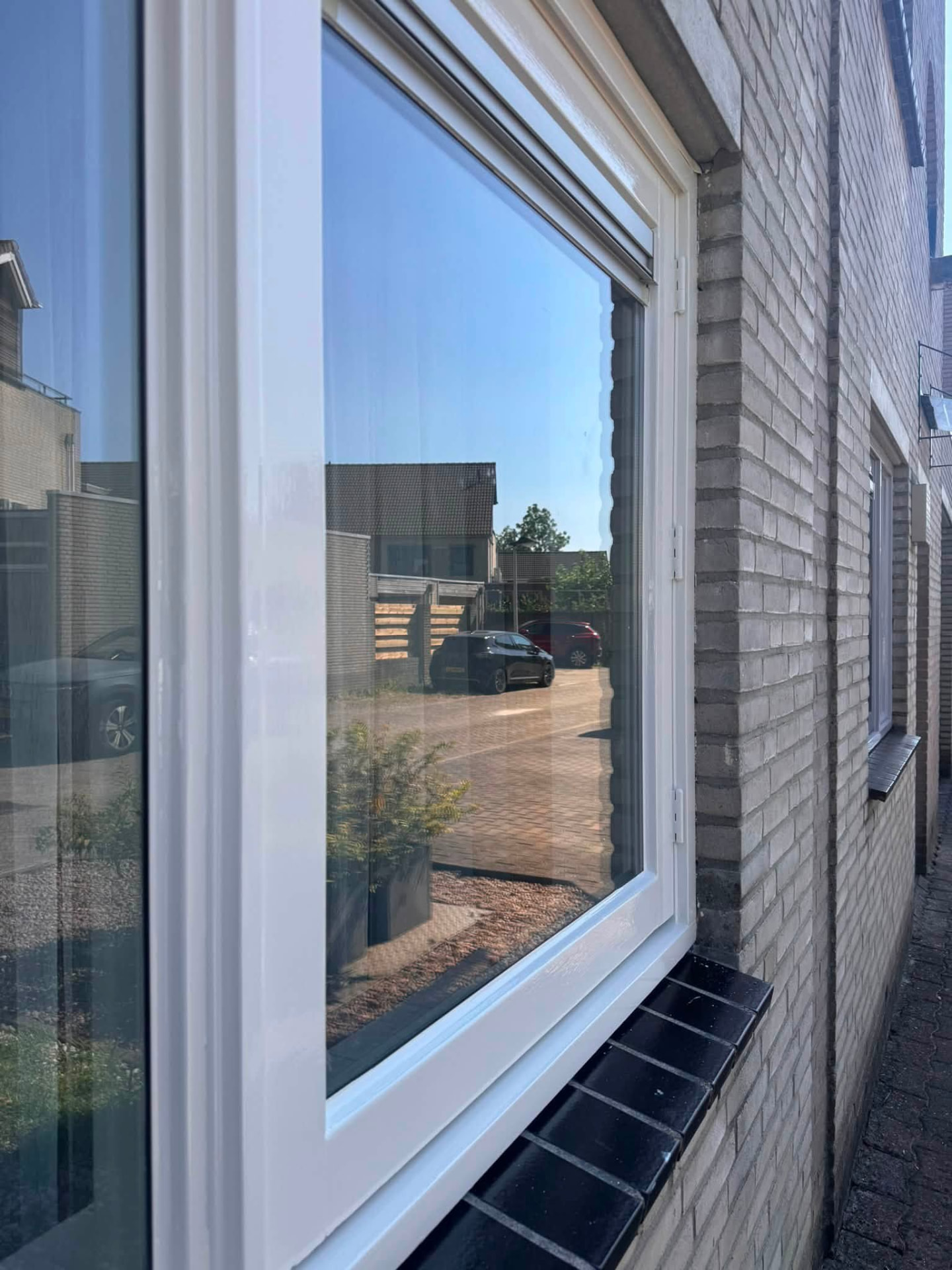 Strak afgelakt kozijn met schuifpui