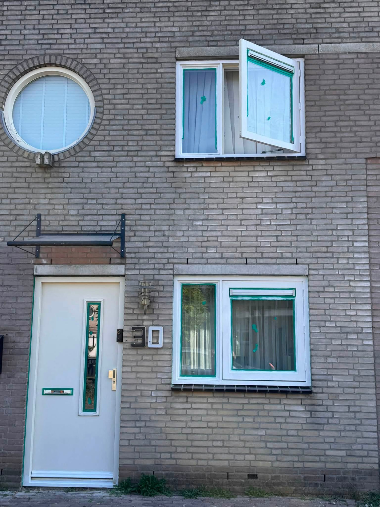 Kozijnen repareren en afplakken — voorgevel