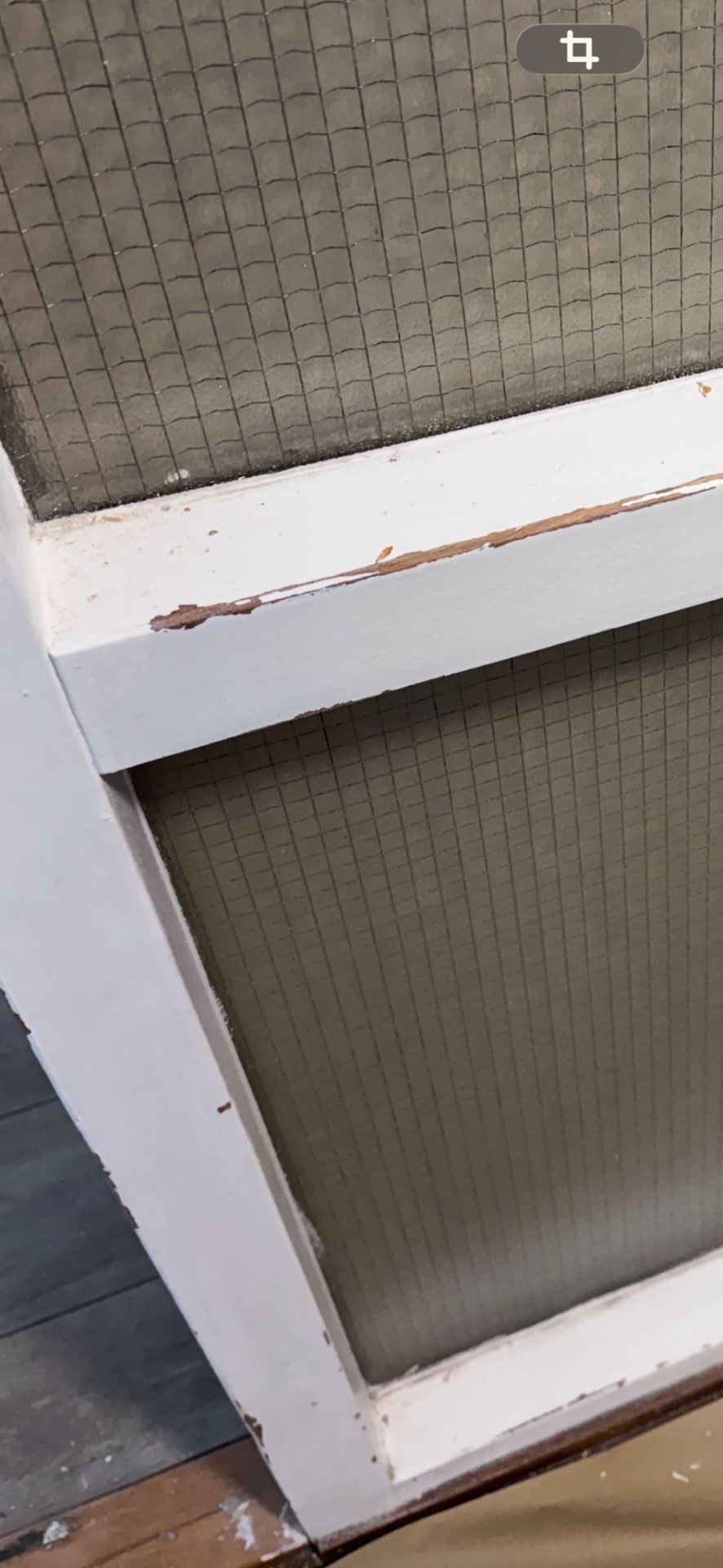Aangetast houten kozijn met houtrot vóór reparatie